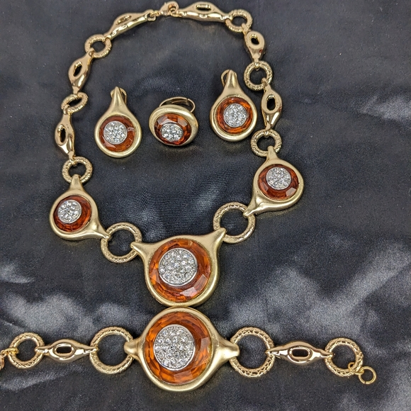 unbranded Jewelry - NWOT, BEAUTIFUL AFRICAN PARTY JEWELRY SET.